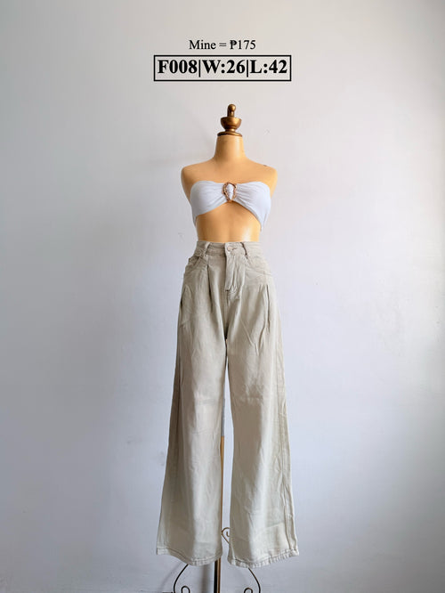 Light gray wide-leg pants with front pockets on a mannequin